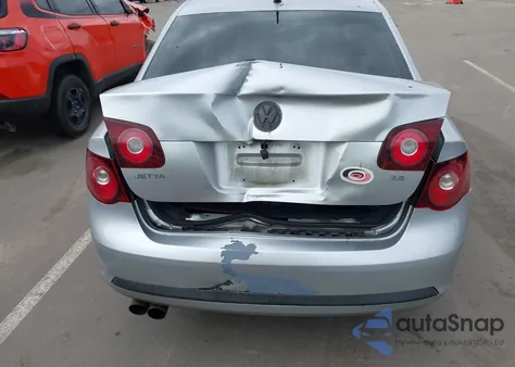 2010 Volkswagen Jetta Limited Edition z USA, uszkodzony, nr VIN 3VWRX7AJ6AM131125